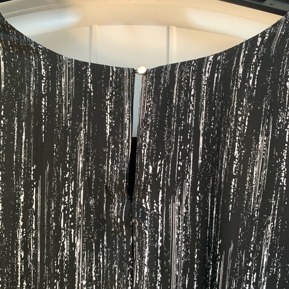 Black and white lined dress - Picture 4 of 5